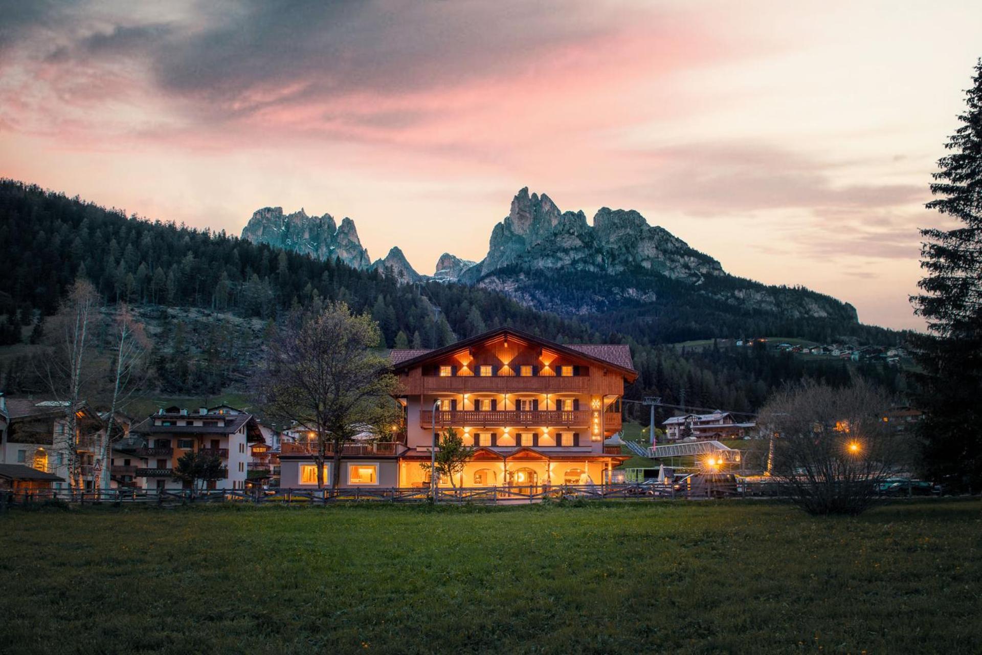 X Alp Hotel Pozza di Fassa Esterno foto